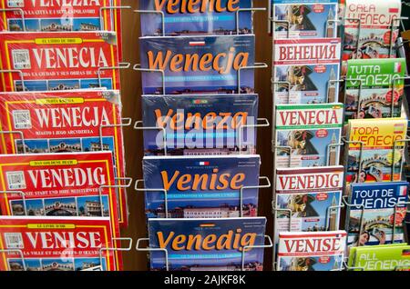 Venedig, Italien, 18. MAI 2019: Anzeige von Reiseführern in Venedig in einer Vielzahl von Sprachen. Stockfoto