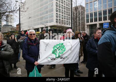 Manchester, Großbritannien. 4. Januar, 2020. Friedensaktivisten und Stoppt den Krieg Koalition eine Kundgebung, in der die britische Regierung den USA und Iran zu drängen, von der Eskalation der Lage im Nahen Osten zu hindern, nachdem die USA einen obersten iranischen Commander, Gen. Qassem Soleimaniwar in eine Drohne Streik getötet. St Peters Square, Manchester, Lancashire, UK. Quelle: Barbara Koch/Alamy leben Nachrichten Stockfoto