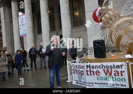 Manchester, Großbritannien. 4. Januar, 2020. Friedensaktivisten und Stoppt den Krieg Koalition eine Kundgebung, in der die britische Regierung den USA und Iran zu drängen, von der Eskalation der Lage im Nahen Osten zu hindern, nachdem die USA einen obersten iranischen Commander, Gen. Qassem Soleimaniwar in eine Drohne Streik getötet. St Peters Square, Manchester, Lancashire, UK. Quelle: Barbara Koch/Alamy leben Nachrichten Stockfoto