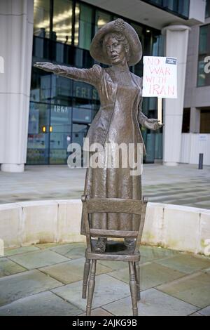 Manchester, Großbritannien. 4. Januar, 2020. Friedensaktivisten und Stoppt den Krieg Koalition eine Kundgebung, in der die britische Regierung den USA und Iran zu drängen, von der Eskalation der Lage im Nahen Osten zu hindern, nachdem die USA einen obersten iranischen Commander, Gen. Qassem Soleimaniwar in eine Drohne Streik getötet. St Peters Square, Manchester, Lancashire, UK. Quelle: Barbara Koch/Alamy leben Nachrichten Stockfoto
