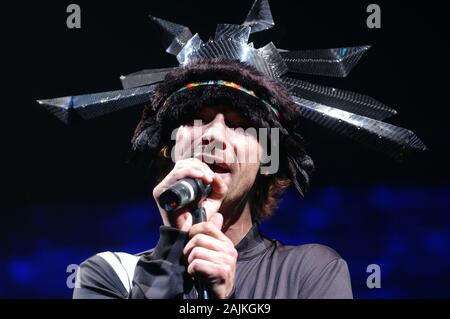 Mailand, Italien, 29. September 2005, Live Konzert von Jamiroquai auf dem Forum Assago: Sängerin der Jamiroquai, Jason Kay, während des Konzerts Stockfoto