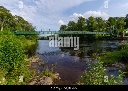 Fuß-Brücke über den Fluss Tay in Pitlochry Perthshire Schottland Großbritannien Stockfoto