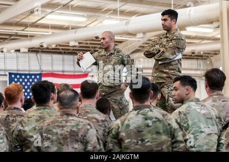 Januar 4, 2020 Papst Army Airfield, North Carolina, USA: Army fallschirmjäger von der 1. Brigade Combat Team, 82nd Airborne Division, Bereitstellung von Papst Army Airfield. Die All American Division sofortige Response Force (IRF), am Fort Bragg, mobilisiert für die Bereitstellung des US Central Command Bereich der Operationen als Reaktion auf die erhöhte Bedrohung gegen den US-Personal und Einrichtungen in der Gegend. Heutige Bereitstellung folgt der 1. Jan. Bereitstellung einer Division Infanterie Bataillon und die Jan. 2 US drone Strike in Bagdad, Irak, die Islamische Revolutionäre Garde Irans Corps-Quds Forc getötet Stockfoto