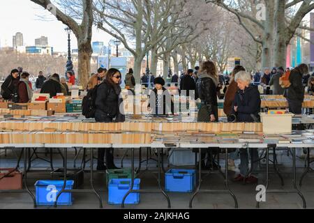 Menschen suchen im Southbank Centre outdoor Wochenende Buchmarkt, South Bank, London, UK Stockfoto