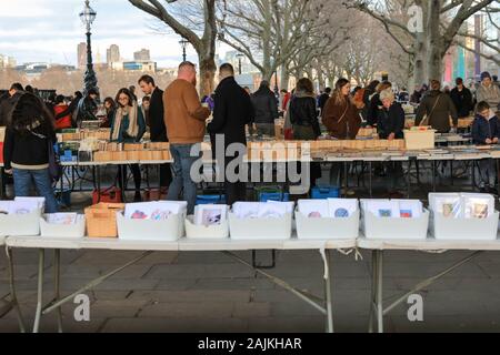 Menschen suchen im Southbank Centre outdoor Wochenende Buchmarkt, South Bank, London, UK Stockfoto