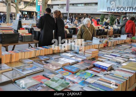 Menschen suchen im Southbank Centre outdoor Wochenende Buchmarkt, South Bank, London, UK Stockfoto