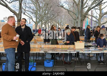 Menschen suchen im Southbank Centre outdoor Wochenende Buchmarkt, South Bank, London, UK Stockfoto