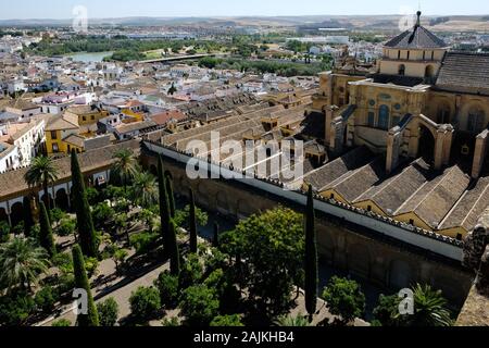 Blick von oben auf die Mezquita Glockenturm (Torre Campanario) in Córdoba Stockfoto