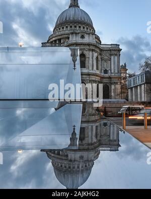 St Paul's Cathedral, und Reflexionen der Kirche in Glas, London, UK Stockfoto