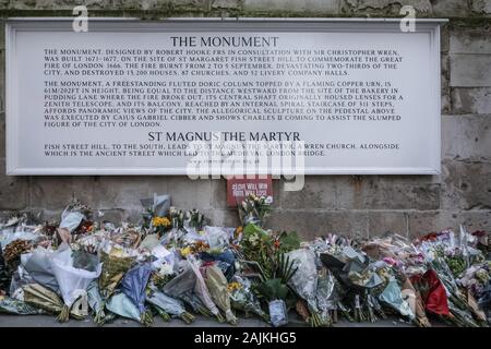 Blumen, tribute, Beileid, links am Denkmal für die Opfer des 2019 Terroranschlag in London Bridge, London, UK Stockfoto