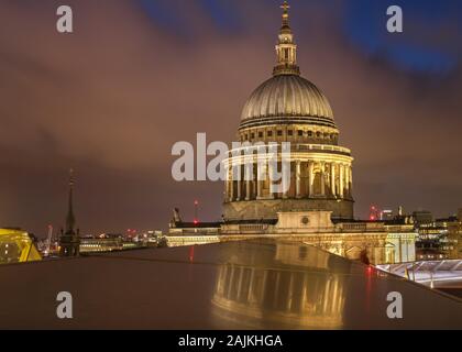 Die St Paul's Kathedrale, Dom von einer neuen Änderung gesehen, Langzeitbelichtung, London, UK Stockfoto