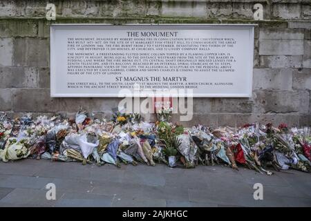 Blumen, tribute, Beileid, links am Denkmal für die Opfer des 2019 Terroranschlag in London Bridge, London, UK Stockfoto