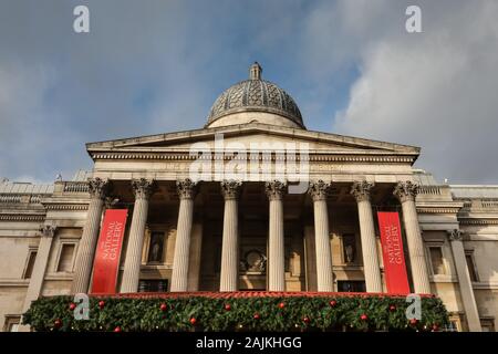 Die National Gallery am Trafalgar Square, mit festlichen Dekorationen im vorderen, äußeren tagsüber, London, UK Stockfoto