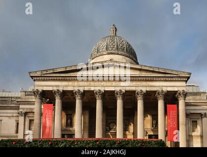 Die National Gallery am Trafalgar Square, mit festlichen Dekorationen im vorderen, äußeren tagsüber, London, UK Stockfoto