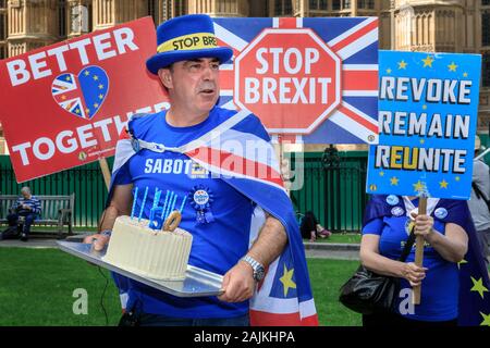Steven's Teve' Bray, bekannt als Herr Stop Brexit Mann, mit Geburtstag Kuchen in Westminster, London Stockfoto