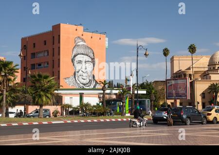 Nähe Bahnhof in Marrakesch mit Wandmalereien bemalt von Hendrik Beikirch, Aziz - der marokkanischen Mason (Teil des Tracing Marokko Serie) Stockfoto