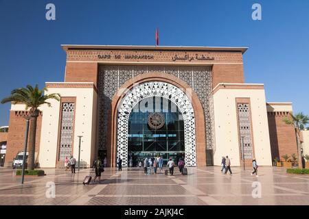 Leute, die sich vor dem Bahnhofsgebäude, Marrakesch, Marokko Stockfoto