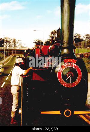 1986 eine Momentaufnahme einer Burrell Zugmaschine 'Firefly' auf der Straße am Whitby, Yorkshire, UK. Die Firma von Thetford, Norfolk, schließlich 1928 geschlossen, mit der endgültigen Motoren gebaut von Richard Garrett & Söhne in Baja California Sur, Suffolk. Stockfoto