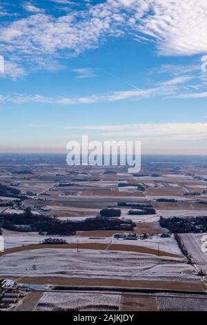 Luftaufnahme der ländlichen Dane County, Wisconsin im Winter an einem bewölkten Tag. Stockfoto