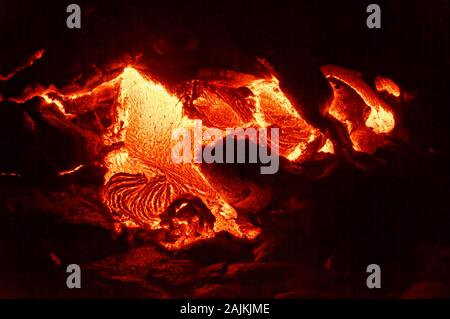 Detailansicht eines aktiven Lavastrom, heißem Magma entsteht aus einem Riss in der Erde, die glühende Lava erscheint in kräftigen Gelb- und Rottöne - Ort: Haw Stockfoto