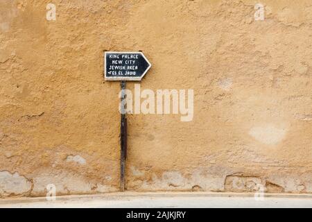 Das Straßenschild zeigt den Weg zu den beliebten Touristenattraktionen in Fes (Fez), Marokko Stockfoto