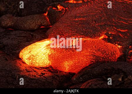 Detailansicht eines aktiven Lavastrom, heißem Magma entsteht aus einem Riss in der Erde, die glühende Lava erscheint in kräftigen Gelb- und Rottöne - Ort: Haw Stockfoto