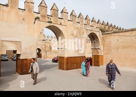 Fußgänger auf der Straße Landschaft im Bereich der Bab Mechouar in Fes (fès), Marokko Stockfoto