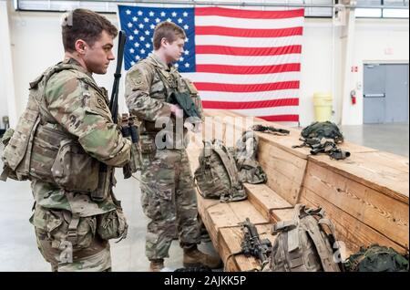 Papst Army Airfield, North Carolina, USA. Am 4. Januar, 2020. Armee fallschirmjäger von der 1. Brigade Combat Team, 82nd Airborne Division, Bereitstellung von Papst Army Airfield, North Carolina. Die All American Division sofortige Response Force (IRF), Fort Bragg, N.C., mobilisiert für die Bereitstellung nach dem 1. Jan. Bereitstellung einer Division Infanterie Bataillon und die Jan. 2 US drone Strike in Bagdad, Irak getötet, dass Qasem Soleimani, der Leiter der iranischen islamischen Revolutionsgarden Corps-Quds Kraft. Credit: Timothy L. Hale/ZUMA Draht/Alamy leben Nachrichten Stockfoto