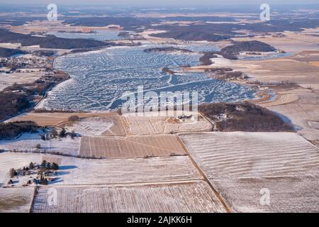 Luftaufnahme der ländlichen Dane County, Wisconsin im Winter an einem bewölkten Tag, einschließlich Crystal Lake und Fish Lake (Hintergrund). Stockfoto