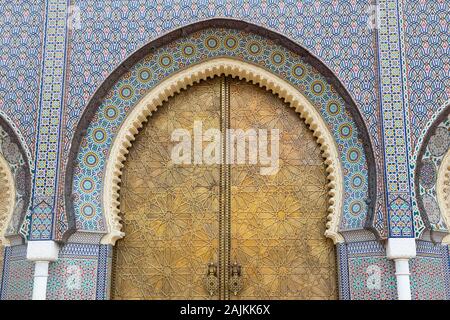 Die schöne Ornamente (einschließlich ZELLIG) des Tores von Dar al-Makhzen (auch als Palais Royal oder der Königliche Palast) in Fes (fès), Marokko bekannt Stockfoto