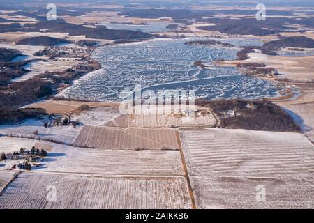 Luftaufnahme der ländlichen Dane County, Wisconsin im Winter an einem bewölkten Tag, einschließlich Crystal Lake und Fish Lake (Hintergrund). Stockfoto