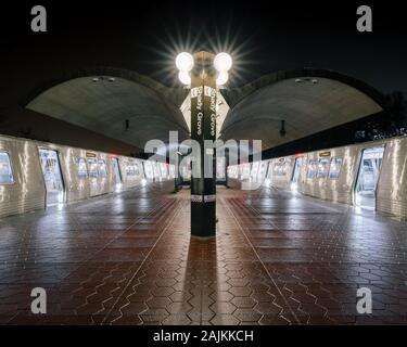 Shady Grove Metro Station in einer regnerischen Nacht Stockfoto