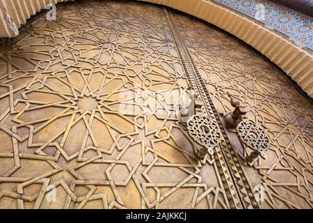 Details der Tür am Eingang zum Dar al-Makhzen (auch als Palais Royal oder der Königliche Palast) in Fes (fès), Marokko bekannt Stockfoto