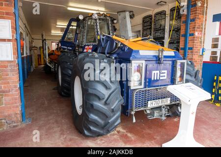 All terrain Rettungsboot Traktor in der Garage Stockfoto