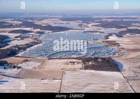 Luftaufnahme der ländlichen Dane County, Wisconsin im Winter an einem bewölkten Tag, einschließlich Crystal Lake und Fish Lake (Hintergrund). Stockfoto