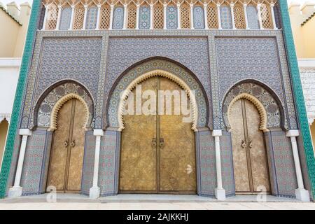 Die filigrane Architektur der Eingang zum Dar al-Makhzen (auch als Palais Royal oder der Königliche Palast) in Fes (fès), Marokko bekannt Stockfoto