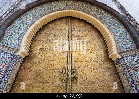 Schöne Details (einschließlich Mosaic Kacheln) des Tores von Dar al-Makhzen (auch als Palais Royal oder der Königliche Palast) in Fes (fès), Marokko bekannt Stockfoto
