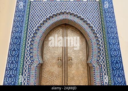 Teil des komplexen Eingangs zum Königspalast (auch Palais Royal oder dar al-Makhzen genannt) in Fes (Fez), Marokko Stockfoto