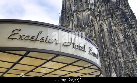 Vordach des exklusiven Excelsior Hotels Ernst, das sich direkt neben dem gotischen Wahrzeichen, dem Kölner Dom, befindet. Stockfoto