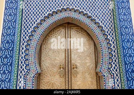 Die schönen Verzierungen des Eingangs zum Königspalast (auch Palais Royal oder dar al-Makhzen genannt) in Fes (Fez), Marokko Stockfoto