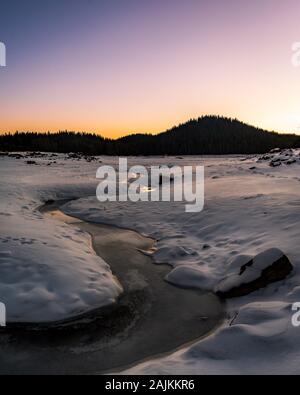 Winter Natur. Schneebedeckten eisigen See in den Bergen. Eine malerische Winterlandschaft. Schöne Ice Mountain Lake Stockfoto