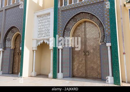 Die filigrane Architektur der Eingang zum Dar al-Makhzen (auch als Palais Royal oder der Königliche Palast) in Fes (fès), Marokko bekannt Stockfoto