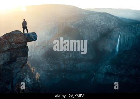 Mann auf Sprungbrett Felsformation iny osemite Stockfoto