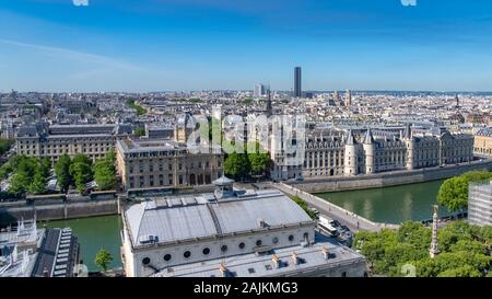 Paris, Panorama der Stadt, mit der Sainte-Chapelle, der Conciergerie, der Kirche Saint-Sulpice und dem Turm Montparnasse im Hintergrund Stockfoto