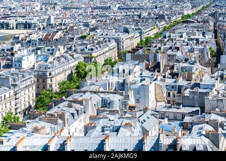 Paris, typische Gebäude und Dächer, Luftbild der Stadt im Zentrum Stockfoto