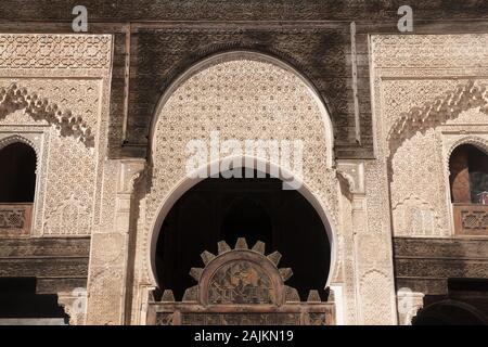 Die komplizierte Architektur von Bou Inania Madrasa in Fes (Fez), Marokko Stockfoto