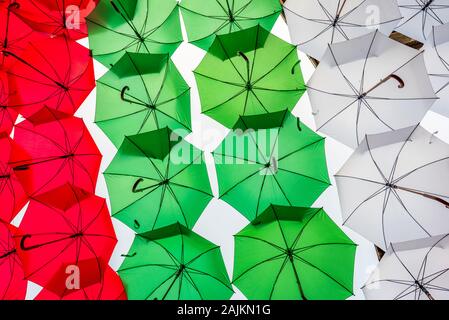 Bunte Sonnenschirme mit Weiß, Grün, Rot Farben aus bulgarische Flagge Stockfoto