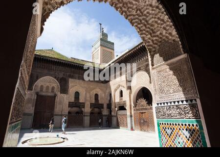 Der Innenhof und das Minarett von Bou Inania Madrasa in Fes (Fez), Marokko Stockfoto