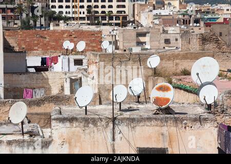 Viele Satellitenschüsseln auf den Dächern von Gebäuden in Fes (Fez), Marokko Stockfoto