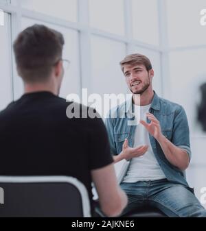 Zwei junge Männer, die in der TV-Studio Stockfoto